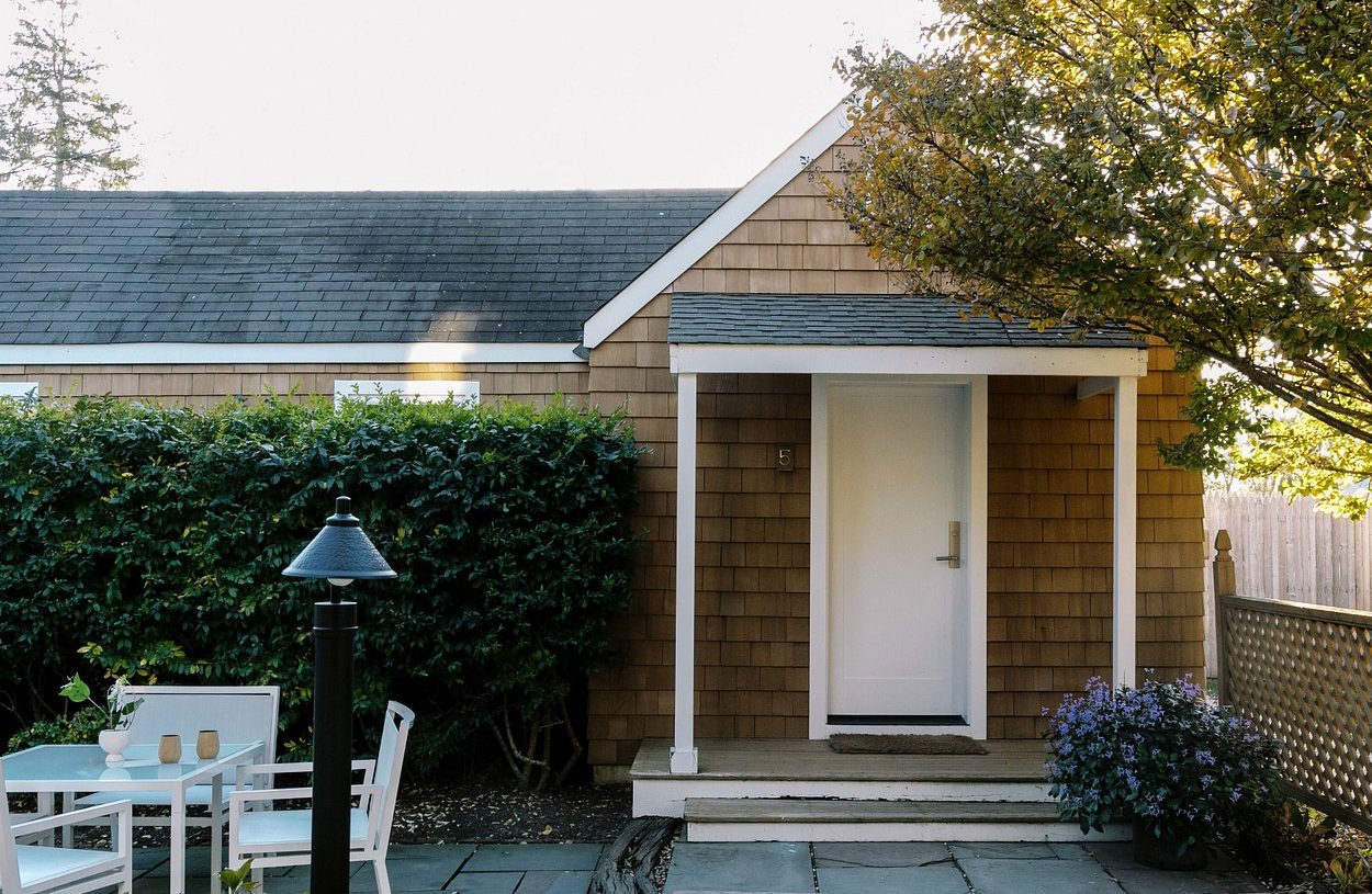 The facade of The Roundtree Amagansett, a small luxury boutique hotel in the Hamptons in New York
