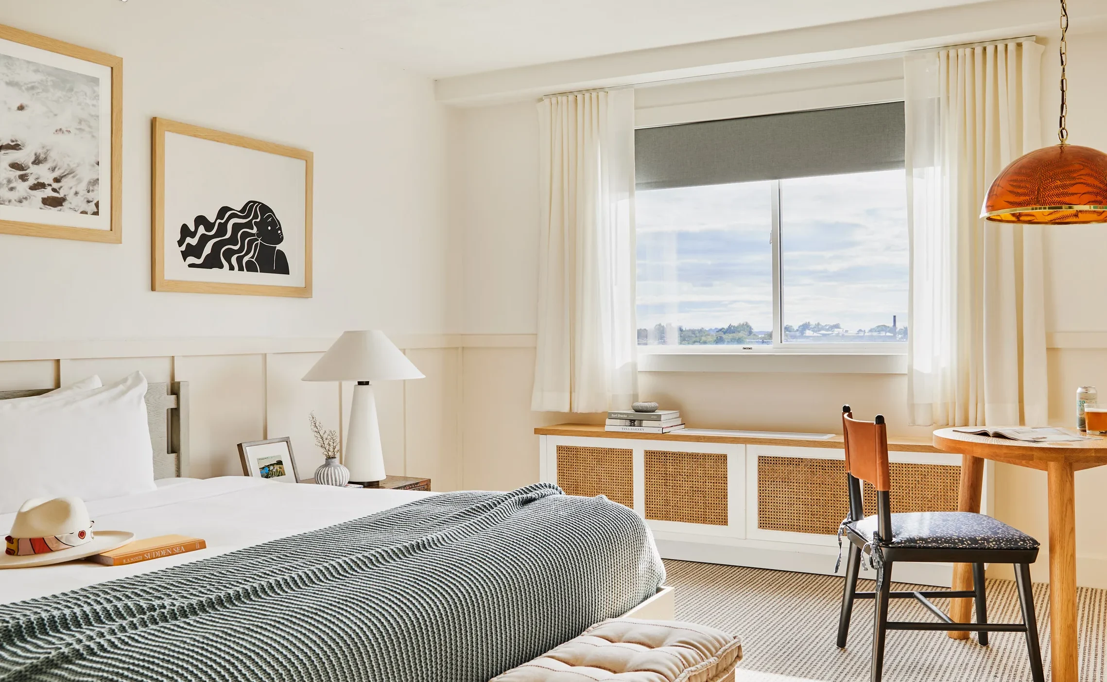 The room of Wayfinder Newport, a cool boutique hotel in Newport, Rhode Island